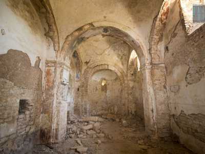 L'interno della cappella mostra inevitabilmente i segni dei secoli che passano. Avanziamo facendo attenzione ai cumuli di pietre e intonaci crollati dai muri e dall'unica navata dell'ambiente, accorgendoci che la pavimentazione � stata completamente rubata